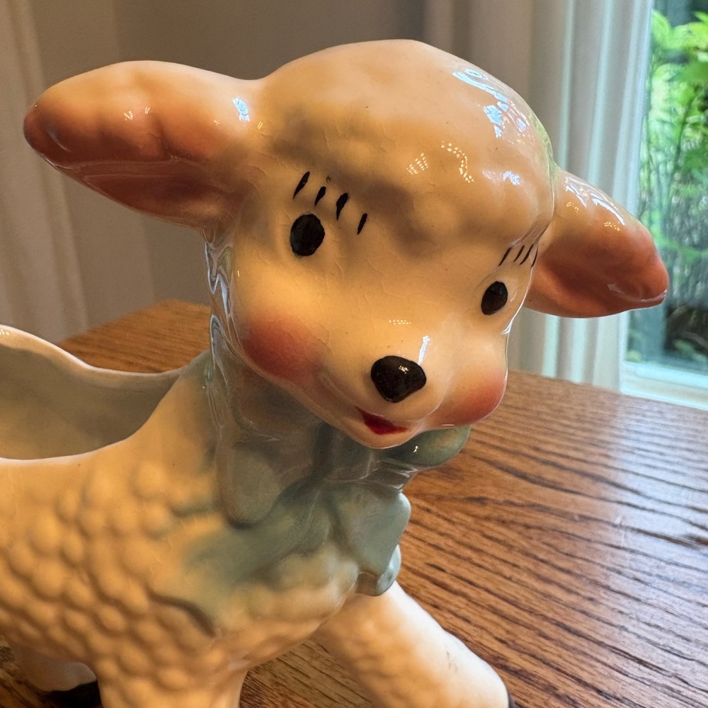 Charming Cream Lamb Vase - Picture 2 of 9